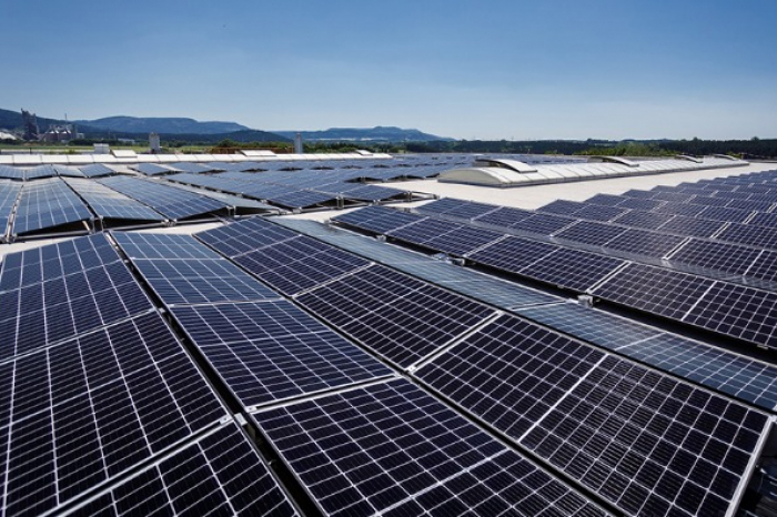 Hanwha　Q　Cells'　solar　panel　installed　on　top　of　a　commercial　building　in　Brandenburg,　Germany　(Courtesy　of　Hanwha)