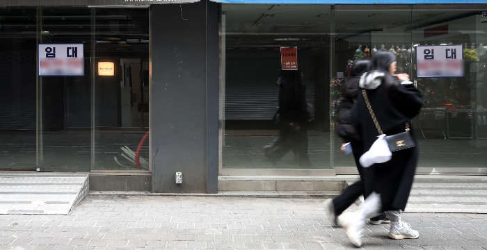 Empty　stores　with　'For　Lease'　signs　in　Seoul