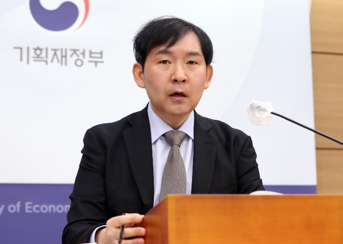 Lee　Seung-han,　director　of　the　finance　ministry’s　economic　analysis　division