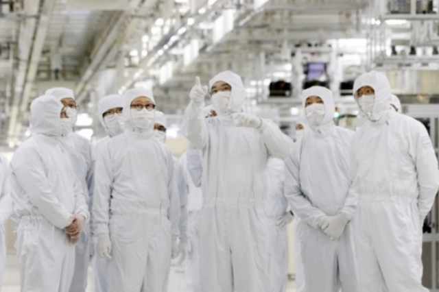 Samsung　Group　leader　Jay　Y.　Lee　visits　a　chip　packaging　facility　in　Cheonan　on　Feb.　17　(Courtesy　of　Samsung)