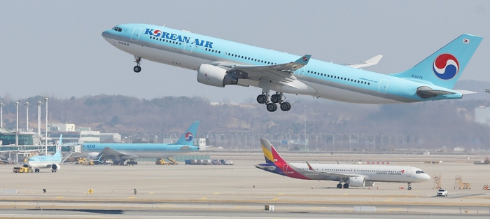 Korean　Air　and　Asiana　Airlines　aircraft　at　Incheon　International　Airport　(Courtesy　of　Yonhap)