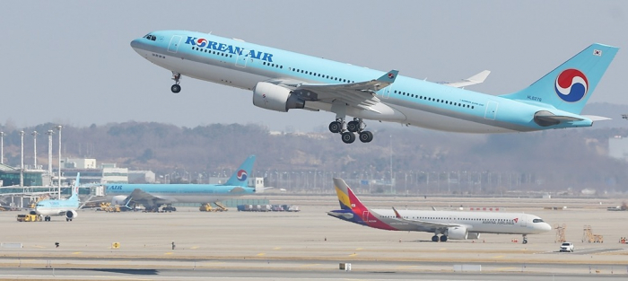 Korean Air and Asiana Airlines aircraft at Incheon International Airport (Courtesy of Yonhap)