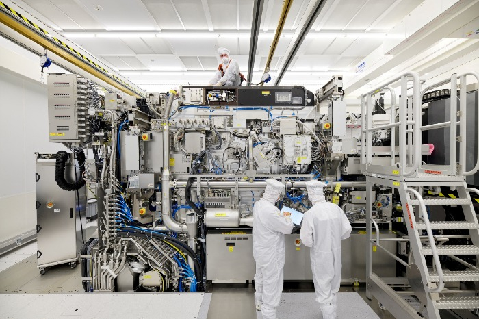 ASML　employees　are　working　on　the　final　assembly　of　a　EUV　lithography　machine