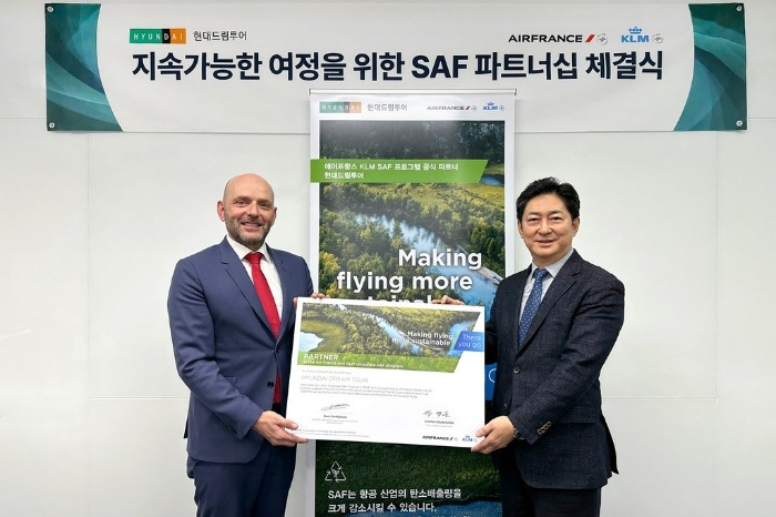 Boris　Darceaux,　Air　France-KLM　general　manager　for　Japan,　Korea　and　New　Caledonia(left)　and　Chang　Young-soon,　CEO　of　Hyundai　Dream　Tour