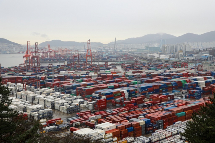 Containers　piled　up　at　an　open-air　storage　area　at　the　Port　of　Busan,　South　Korea　(Courtesy　of　News1)
