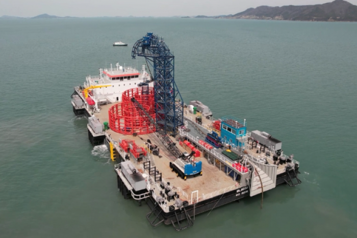 KT　Submarine's　power　cable　laying　vessel