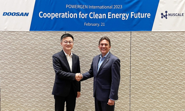 Kim　Jeong-gwan,　vice　president　and　head　of　marketing　unit,　Doosan　Enerbility(left)　and　 Dr.　Jose　Reyes,　CTO　and　co-founder　of　NuScale　Power