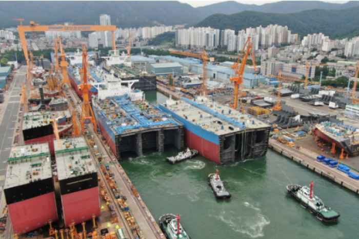 Daewoo　Shipbuilding's　main　dock　in　Geoje,　South　Korea
