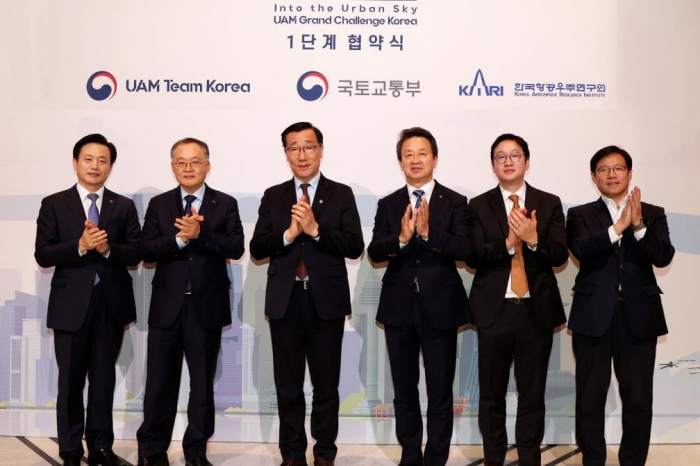 Jeju Air President Kim E-bae(from left), Korea Aerospace Research Institute President Lee Sang-ryul, Vice Minister of Land, Infrastructure and Transport Eo Myeong-so, Daewoo E&C President Baek Jung-wan, Daewoo E&C Director Kim Seung-jun and Jeju Air Group Leader Park Tae-ha