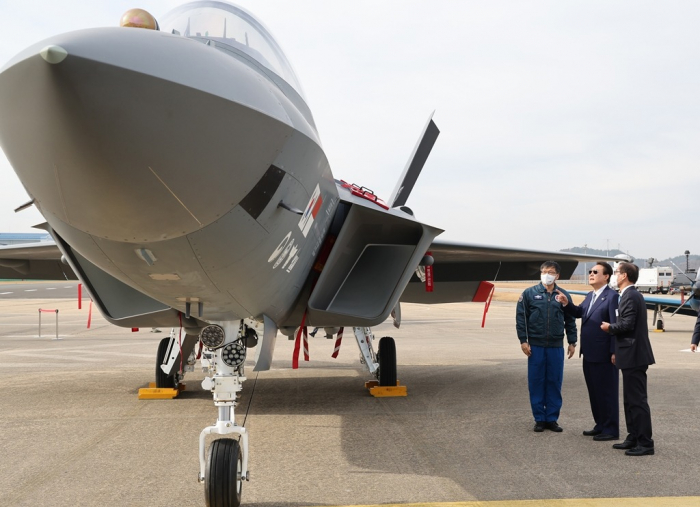 South Korean President Yoon Suk-yeol (middle, wearing sunglasses) takes a look at the prototype of the country’s supersonic fighter jet KF-21 on Nov. 23, 2022, at Korea Aerospace Industries (Courtesy of Yonhap)