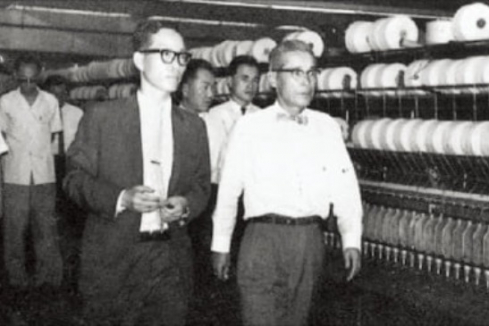 Founder　Lee　Byung-chull　(right)　inside　Cheil　Industries’　textile　factory　in　July　1964　(Courtesy　of　Samsung)