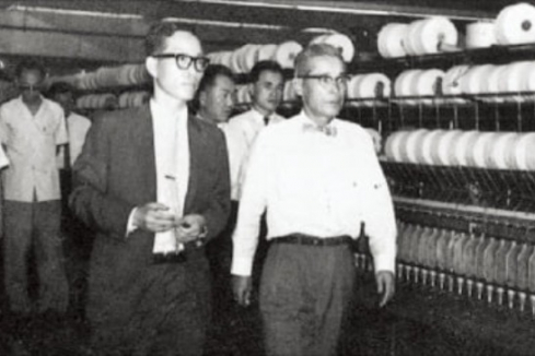 Founder Lee Byung-chull (right) inside Cheil Industries’ textile factory in July 1964 (Courtesy of Samsung)