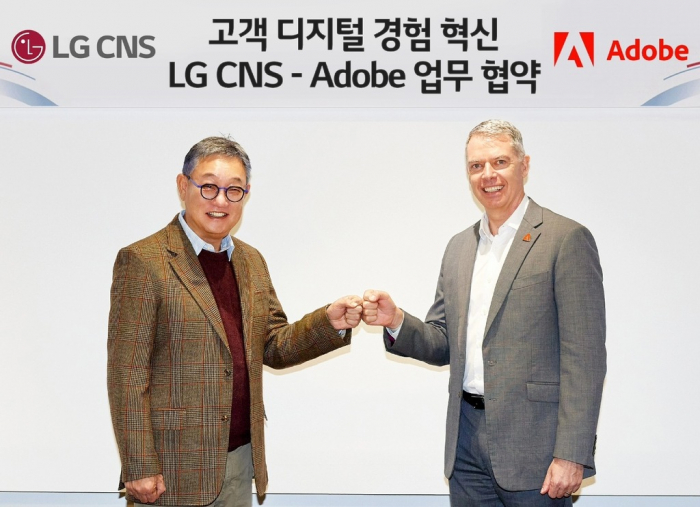 LG　CNS　CEO　Hyun　Shin-kyun　(left)　and　Adobe　Managing　Director　for　Southeast　Asia　&　Korea　Simon　Dale　pose　for　a　picture　after　signing　an　MOU　(Courtesy　of　LG　CNS)