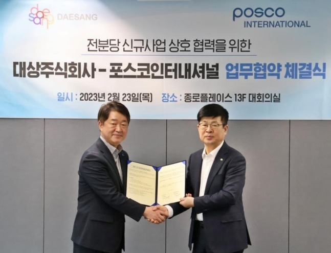 Lee Sang-hoon, executive vice president at Posco International (left), and Lee Hee-byung, president of the ingredient business unit at Daesang (Courtesy of POSCO International)