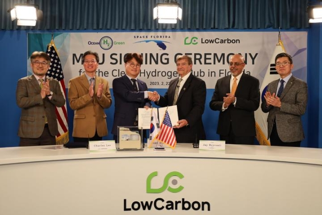 MOU　signing　ceremony　between　LowCarbon,　Space　Florida,　and　Ocean　Green　Hydrogen　(Courtesy　of　LowCarbon)