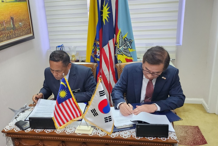 Kang Goo-young, CEO of KAI (right) and Datuk Muez, the Secretary General of the Ministry of Defense Malaysia (Courtesy of KAI)