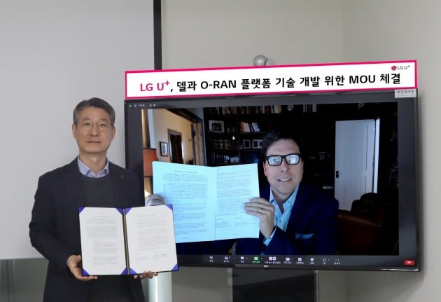 Kwon Joon-hyuk (left), LG Uplus head of network division, and Dennis Hoffman, Dell senior vice president and general manager of the telecom systems business, virtually sign a memorandum of understanding on open RAN cooperation on Feb. 23, 2023 (Courtesy of LG Uplus)