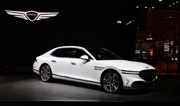 A 2023 Genesis G90 luxury full-size sedan on display at the 2022 Los Angeles Auto Show in Los Angeles, California on November 17, 2022 (Courtesy of AFP/Yonhap)