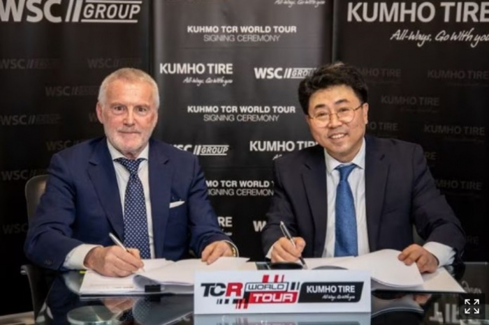 WSC　Group　Chairman　Marcello　Lotti　(left)　and　Kumho　Tire　Director　in　charge　of　global　marketing　Yoon　Jang-hyuk　(Courtesy　of　Kumho　Tire)