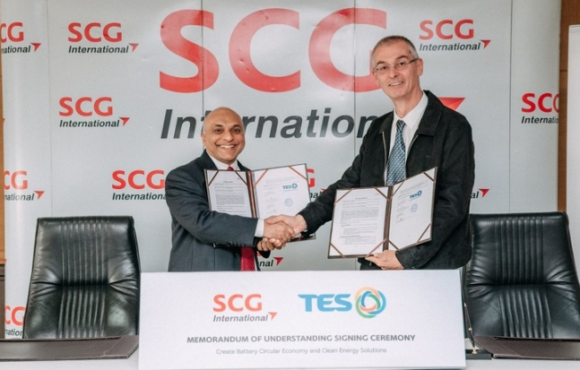 Luc　Scholte　van　Mast,　Managing　Director　of　TES　Thailand(right)　and　Abhijit　Datta,　Managing　Director　of　SCG　International　(Courtesy　of　SK　Ecoplant)