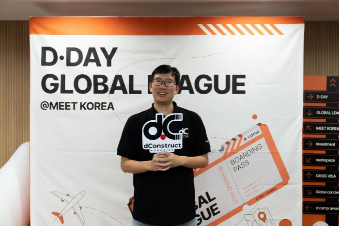 dConstruct　Robotics　CTO　Jiayi　Chong　poses　for　a　photo　after　winning　D.Day　X　Global　League　in　Seoul　on　Feb.　23　(Courtesy　of　D.Camp)