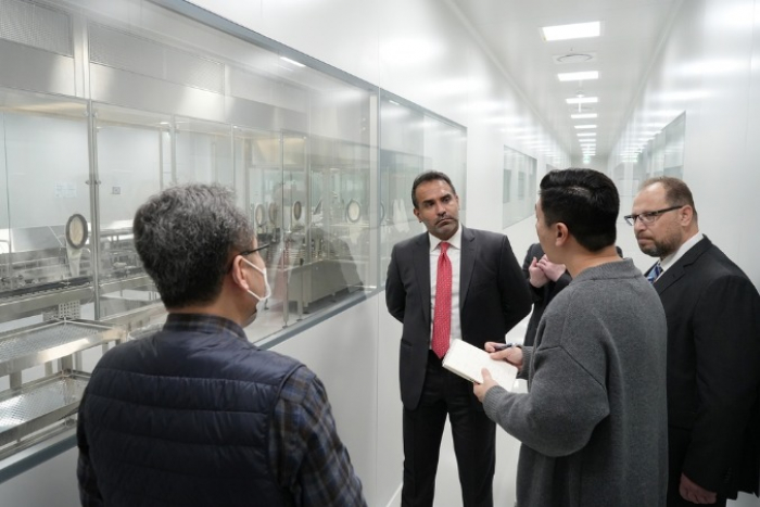 DSP　CEO　Marwan　Abdulaziz　Janahi　(second　from　left)　at　Medytox's　Osong　plant　in　South　Korea(Courtesy　of　Medytox)
