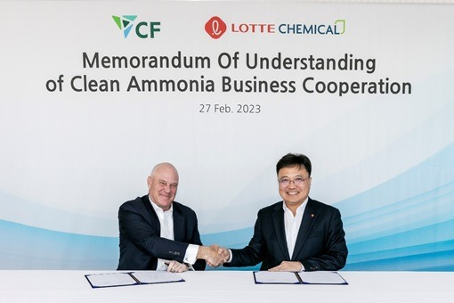 Tony　Will　(left),　CF　Industries’　president　and　CEO,　shakes　hands　with　Hwang　Jin-koo,　Lotte　Chemical’s　hydrogen　business　head,　at　Lotte’s　headquarters　in　Seoul　on　Feb.　27,　2023　(Courtesy　of　Lotte　Chemical)