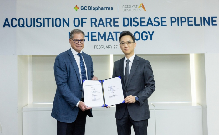 Nassim　Usman,　CEO　of　Catalyst　Biosciences(left)　and　Huh　Eun-chul,　CEO　of　GC　Biopharma