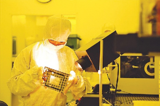 Inside　a　cleanroom　at　Samsung　Electronics'　semiconductor　factory　(Courtesy　of　Samsung　Electronics)