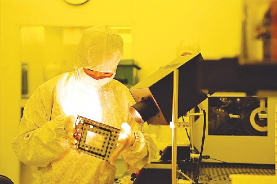 Inside a cleanroom at Samsung Electronics' semiconductor factory (Courtesy of Samsung Electronics)