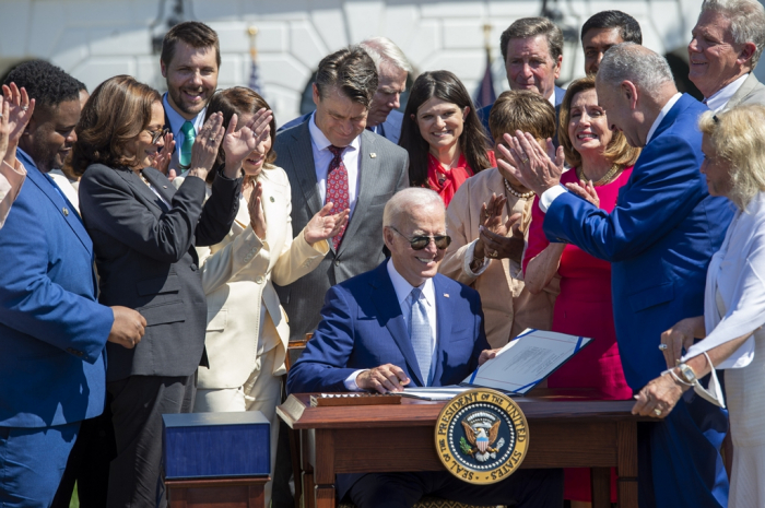 US　President　Joe　Biden　signs　the　CHIPS　and　Science　Act