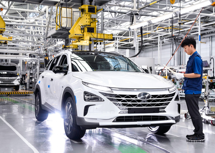 Hyundai's　assembly　line　at　its　Ulsan　plant