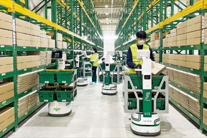 LG　CLOi's　CarryBot　inside　a　logistics　center　(Courtesy　of　Yonhap)