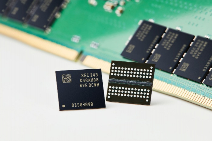 Samsung　Electronics'　12nm-class　DDR5　DRAM　(Courtesy　of　Samsung　Electronics)