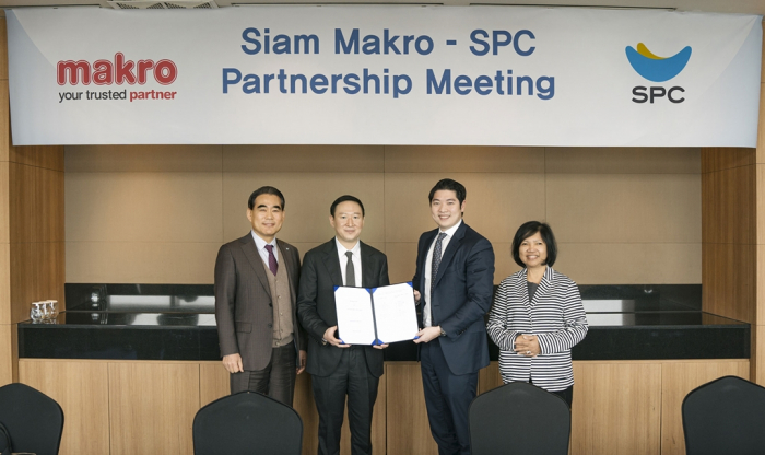 SPC　Group　VP　Heo　Hee-soo　(second　from　left)　and　Siam　Makro　executives　sign　partnership　agreement　for　SPC　Samlip's　entry　into　the　bakery　business　in　Thailand