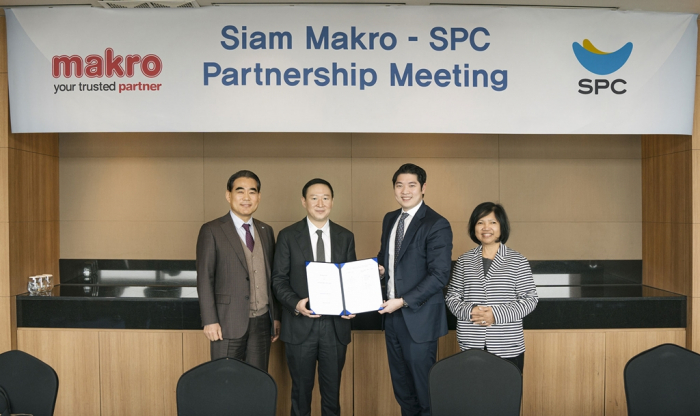 SPC Group VP Heo Hee-soo (second from left) and Siam Makro executives sign partnership agreement for SPC Samlip's entry into the bakery business in Thailand