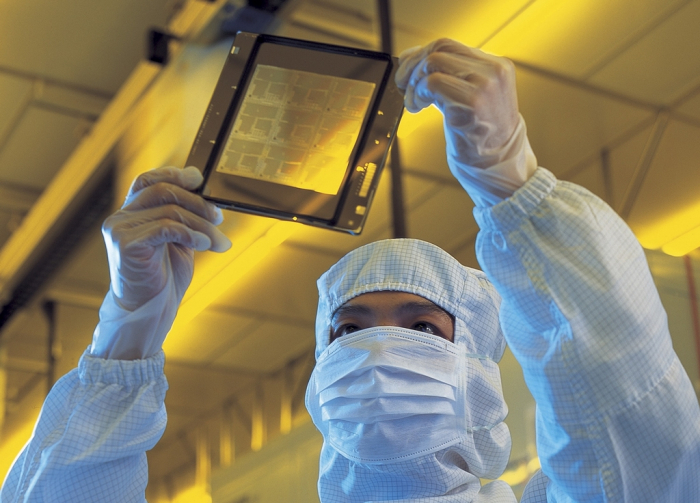A　chip　researcher　looks　at　a　semiconductor　substrate
