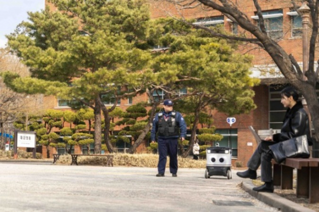 Demo　test　of　a　robot　on　the　campus　of　Duksung　Women's　University　(Courtesy　of　SK　Telecom)