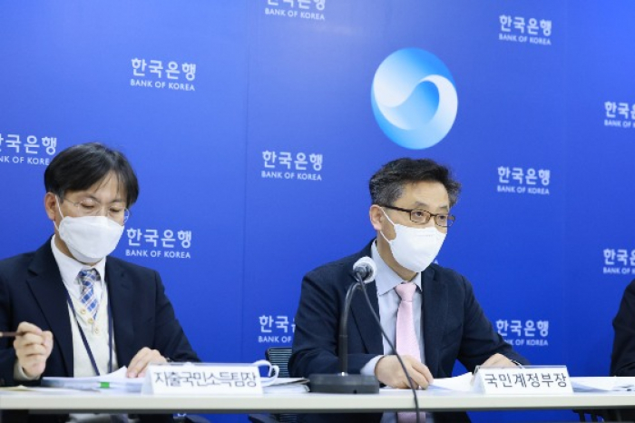 Bank　of　Korea　officials　explain　national　income/GDP　data　for　Q3　2022　in　December　2022　(Courtesy　of　Yonhap)