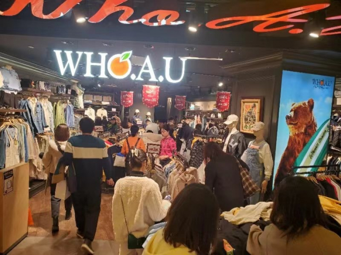 E-Land　Group’s　low-priced　casual　brand　WHO.A.U　store　at　Parkson　Newcore　Mall　in　Shanghai　is　crowded　with　Chinese　customers　(Courtesy　of　E-Land)