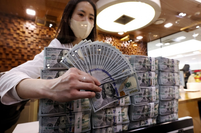 Bundles　of　0　bills　at　South　Korea's　Hana　Bank　headquarters　in　Seoul