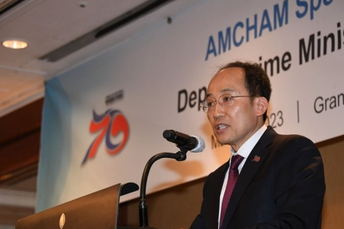 Korea's　Finance　Minister　Choo　Kyung-ho　speaks　at　an　AMCHAM　meeting　on　March　8　(Courtesy　of　Ministry　of　Economy　and　Finance)