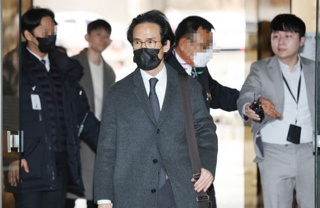 Hankook Tire & Technology Chairman Cho Hyun-bum (middle) arrives at the Seoul Central District Court to attend his arrest warrant hearing on March 8, 2023 (Courtesy of Yonhap)
