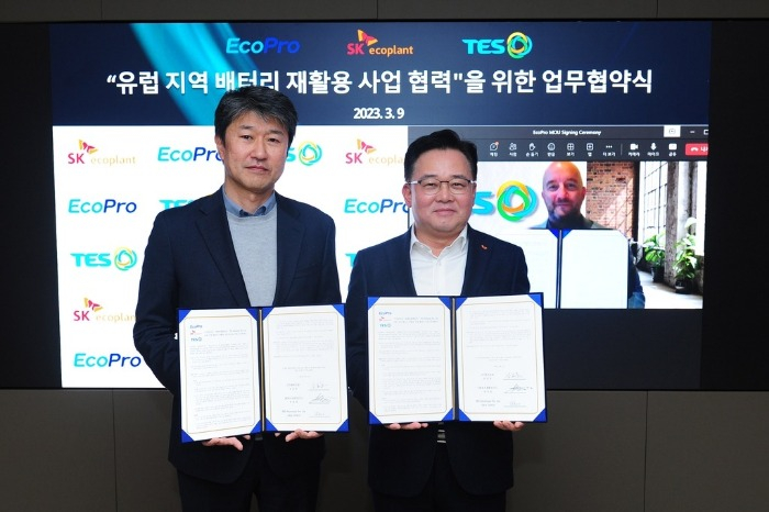 Ecopro　CEO　Song　Ho-jun　(from　left),　SK　Ecoplant　CEO　Park　Kyung-il　and　TES-AMM　CEO　Gary　Steele　on　TV　screen