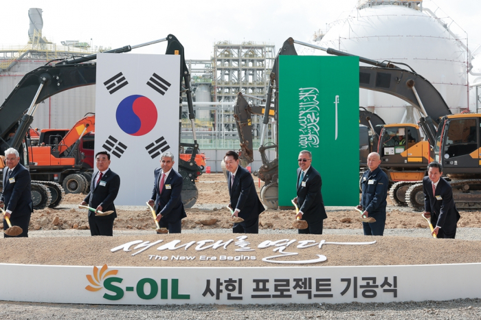 President　Yoon　Suk　Yeol　(center)　and　S-Oil　and　Saudi　Aramco　executives　at　the　groundbreaking　ceremony　for　the　　billion　Shaheen　project