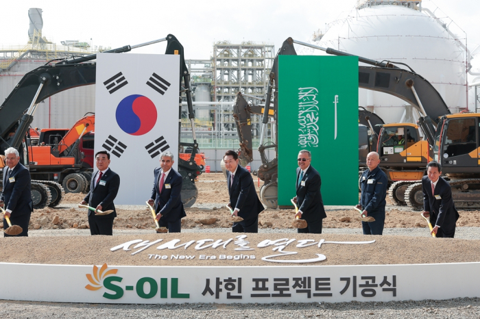 President Yoon Suk Yeol (center) and S-Oil and Saudi Aramco executives at the groundbreaking ceremony for the billion Shaheen project
