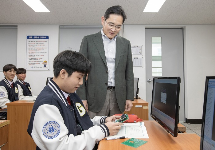 Samsung　Electronics　Chairman　Jay　Y.　Lee　at　Gumi　Electronics　Technical　High　School　on　March.　7,　2023　(Courtesy　of　Samsung　Electronics)