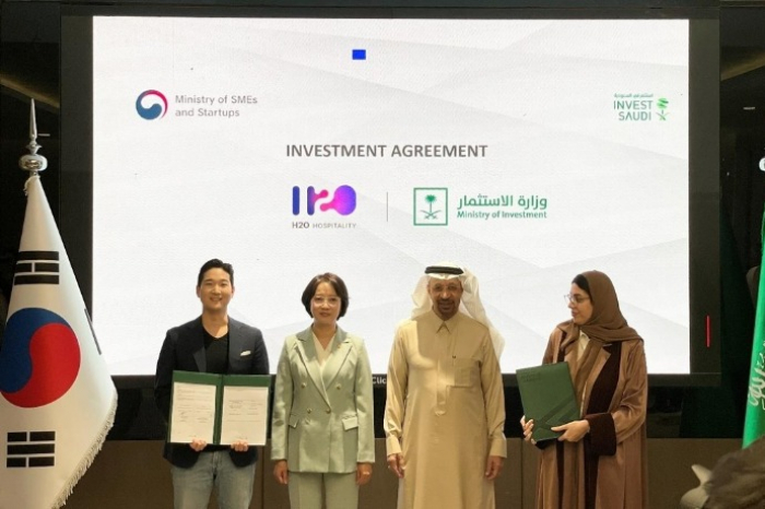 H2O　Hospitality　CEO　John　Lee　(from　left),　Korean　Minister　of　SMEs　and　Startups　Lee　Young,　Saudi　Arabian　Minister　of　Investment　Khalid　A.　Al-Falih　and　Saudi　Arabian　Ministry　of　Investment　Chief　Legal　Counsel　Anwaar　M.　Alshammari 