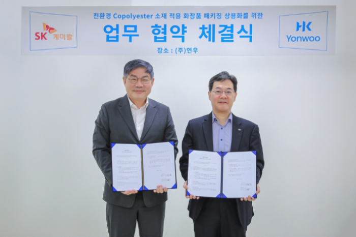 SK　Chemicals　CEO　Ahn　Jae-hyun　(left)　and　Yonwoo　CEO　Park　Sang-yong