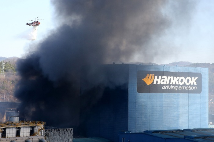 Heavy smoke arises from Hankook Tire’s production complex hit by a fire in Daejeon, Korea on March 13, 2023 (Courtesy of Yonhap)